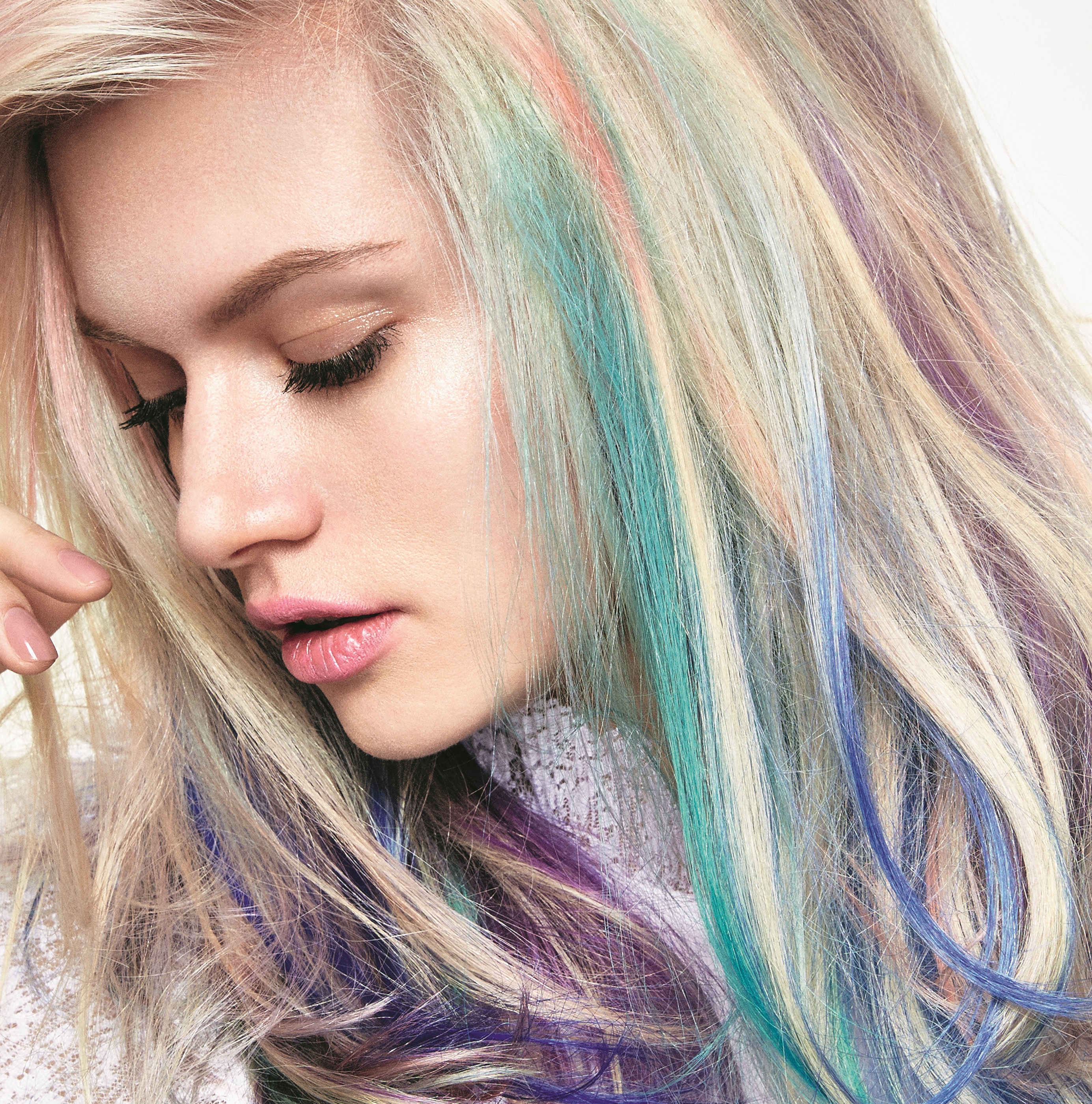 Светлые покраски волос фото. Яркие пряди. Блондинка с голубыми прядями. Разноцветные пряди. Разноцветные пряди волос.